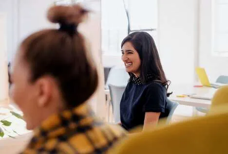 Image d'un femme au travail qui sourie