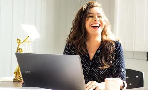 Image d'un femme souriante au travail