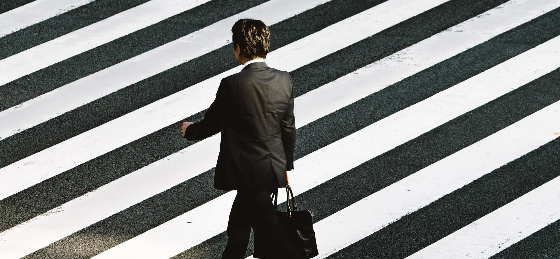 Image d'un homme qui traverse un passage piéton